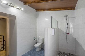 Dusj, hårføner og håndklær