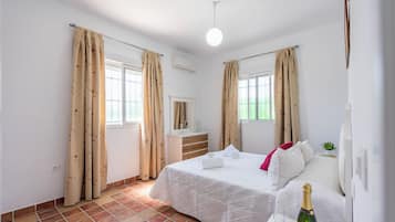 3 bedrooms, iron/ironing board, free WiFi, bed sheets