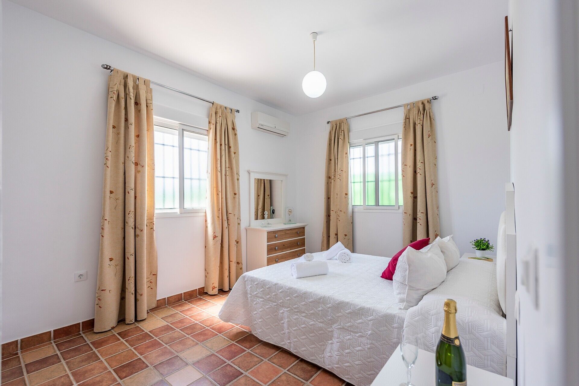 3 habitaciones, tabla de planchar con plancha y wifi gratis 