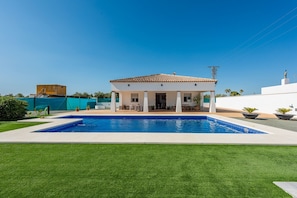 Ein Haus mit Swimmingpool, Terrasse und Meerblick.