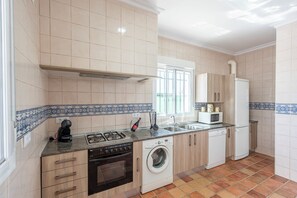 Frigorífico, microondas, horno y placa de cocina