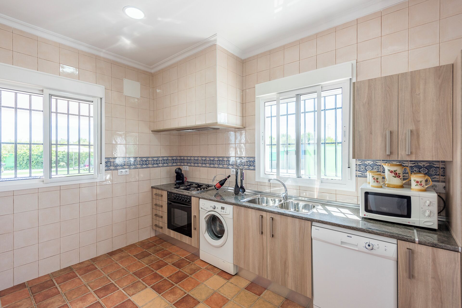 Een koelkast, een magnetron, een oven, een kookplaat