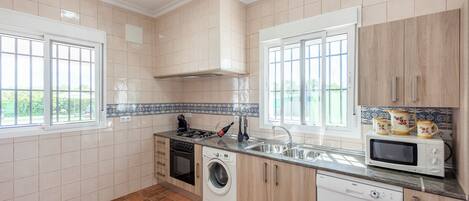 ثلاجة، ميكروويف، فرن، موقد طهي مسطح