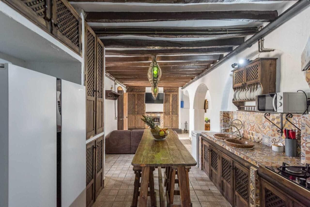 Een koelkast, een magnetron, een kookplaat, een vaatwasser