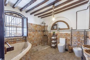 Bathtub, towels - Villa "Casa Rural San Miguel" with Pool & Wi-Fi (Sevilla)