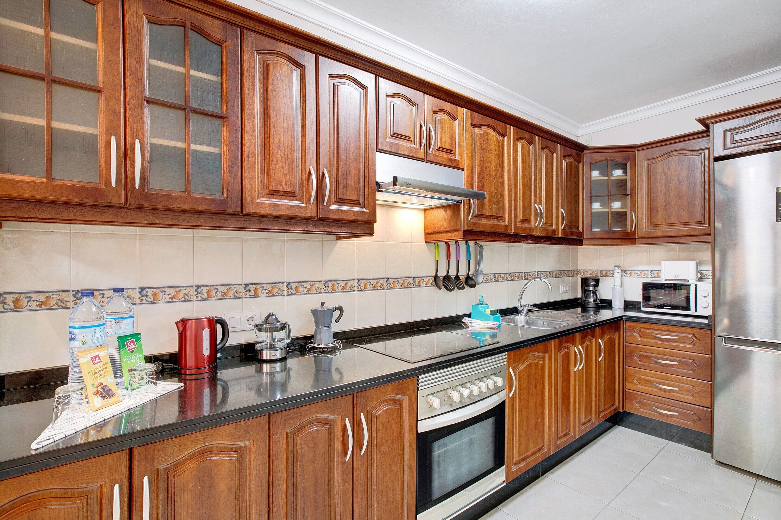 Refrigerador, microondas, horno y parrilla de estufa 