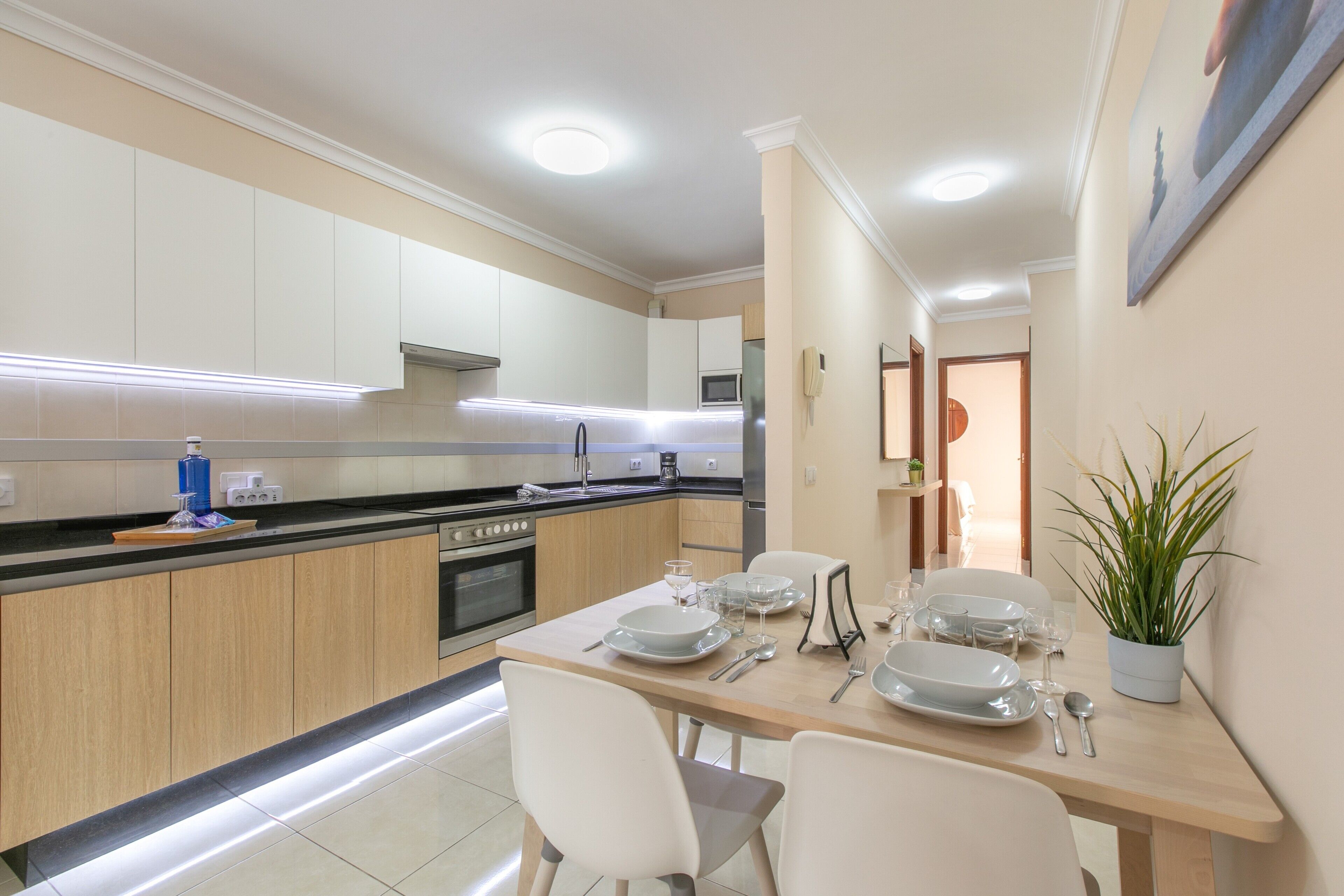 Frigorifero, microonde, forno, piano cottura