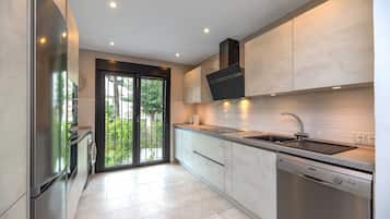 Frigorifero, microonde, forno, piano cottura