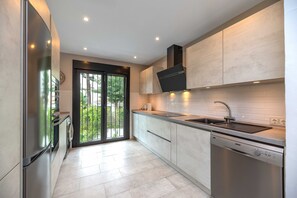 Frigorífico, microondas, horno y placa de cocina