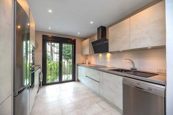 Frigorifero, microonde, forno, piano cottura