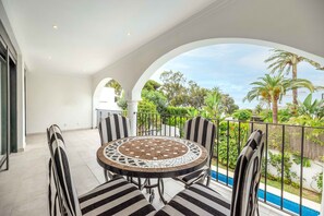 Outdoor dining - Apartment 'Villa Paloma' close to the Beach with Shared Pool & Wi-Fi (Marbella)