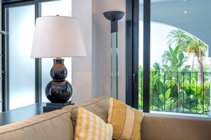 TV - Apartment 'Villa Paloma' close to the Beach with Shared Pool & Wi-Fi (Marbella)