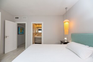 2 bedrooms, iron/ironing board, free WiFi, bed sheets - Apartment 'Villa Paloma' close to the Beach with Shared Pool & Wi-Fi (Marbella)