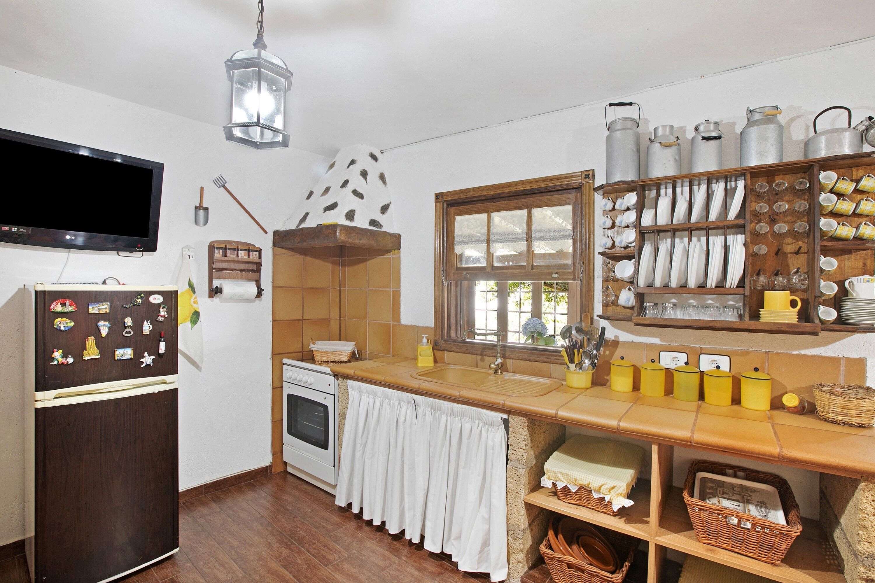 Fridge, oven, stovetop, coffee/tea maker