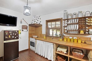 Kühlschrank, Ofen, Herdplatte, Wasserkocher mit Kaffee-/Teezubehör