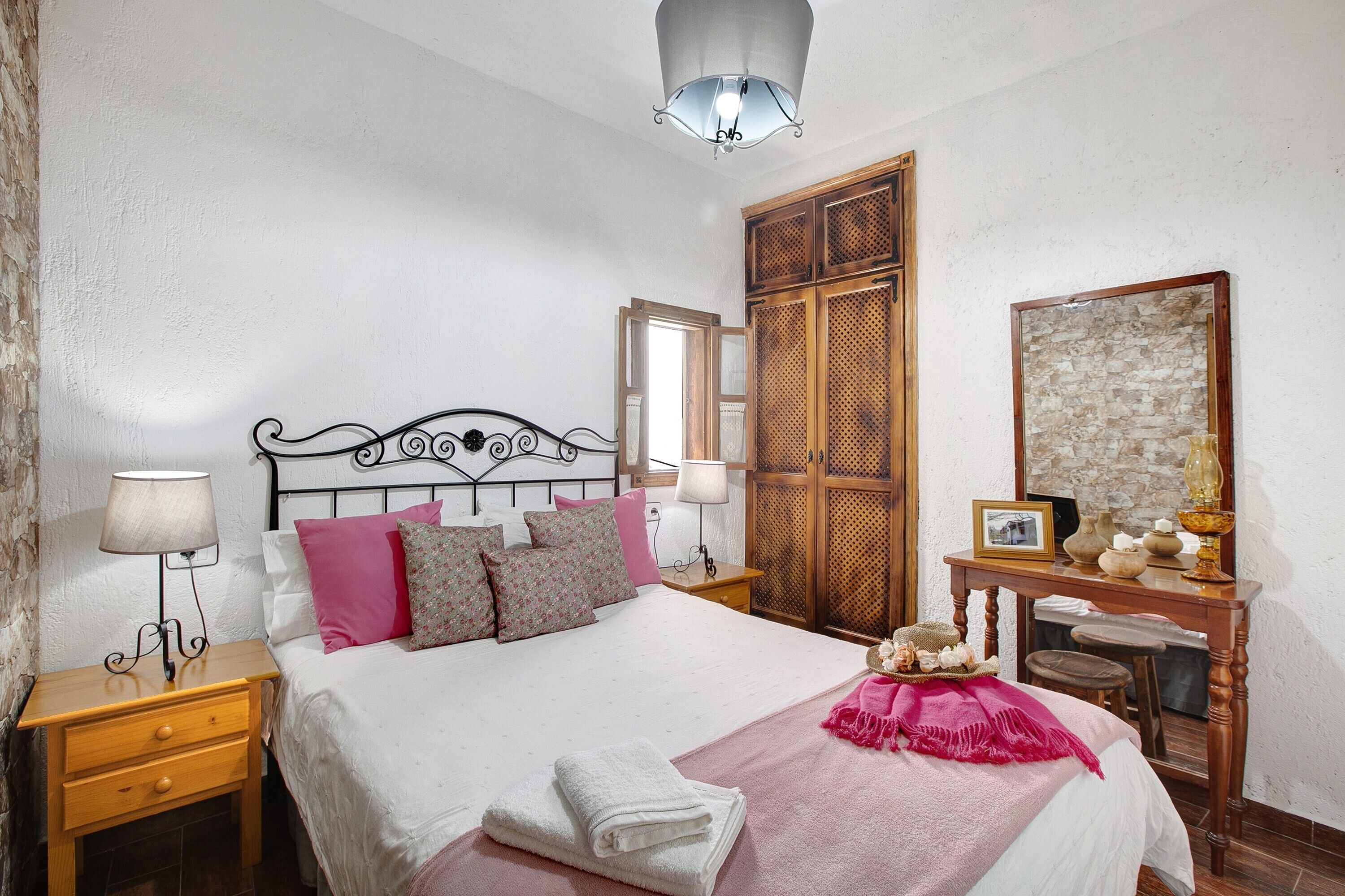 2 slaapkamers, een strijkplank/strijkijzer, gratis wifi, beddengoed