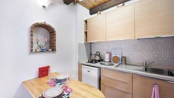 Kühlschrank, Herdplatte, Wasserkocher, Kochgeschirr/Geschirr/Besteck