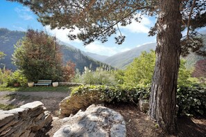 Property grounds - Holiday Home 'Ca' Kira' with Mountain View, Shared Pool & Wi-Fi (Molini di Triora)