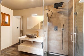 Een douche, een haardroger, handdoeken