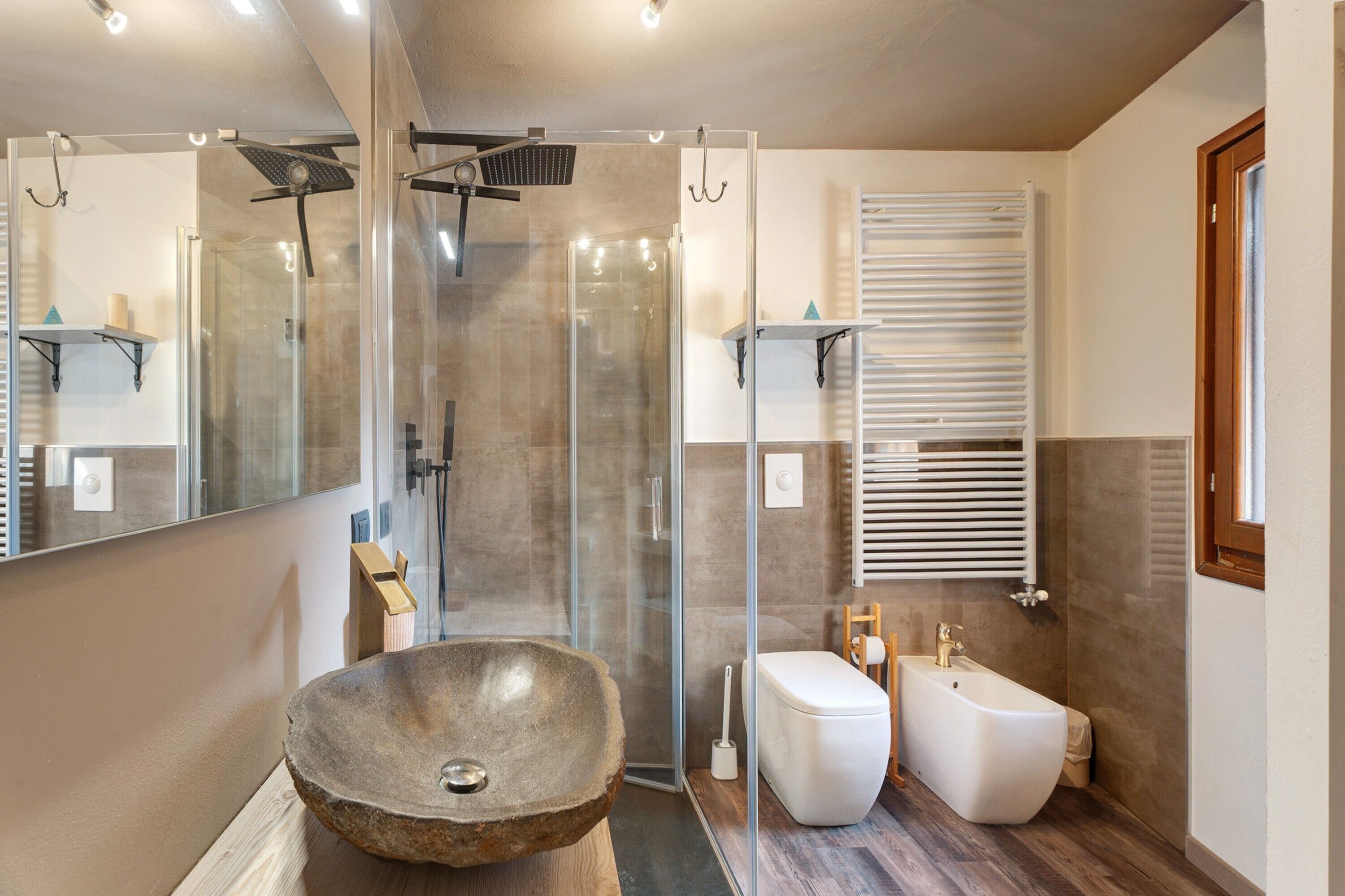 Een douche, een haardroger, handdoeken