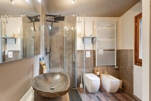 Doccia, asciugacapelli, asciugamani