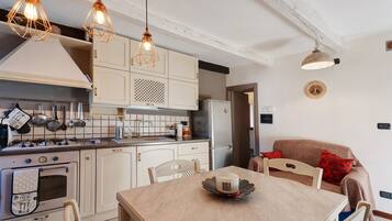 Een koelkast, een oven, een kookplaat, een vaatwasser