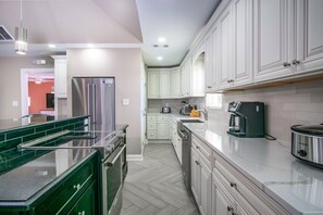 Fridge, oven, stovetop, coffee/tea maker