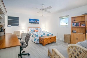 2 bedrooms, desk, free WiFi, bed sheets - Beach House is a stunning and spacious 2bed/2bath with private pool & steps to Sombrero Beach! (Marathon)