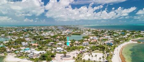 Playa en los alrededores y toallas de playa