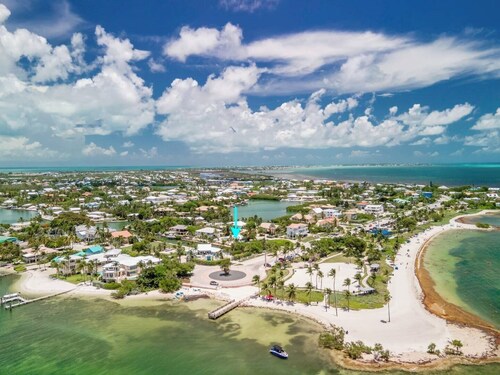 Beach House is a stunning and spacious 2bed/2bath with private pool & steps to Sombrero Beach!