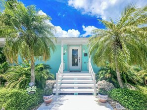 Exterior - Beach House is a stunning and spacious 2bed/2bath with private pool & steps to Sombrero Beach! (Marathon)