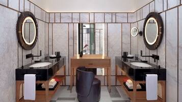 Suite (Andaz) | Baño | Amenidades de baño de diseñador, secadora de cabello, batas, bidet