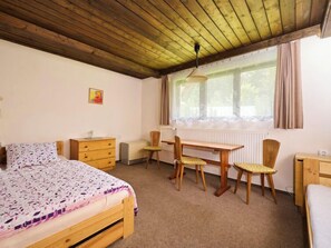 2 bedrooms, desk, free Internet