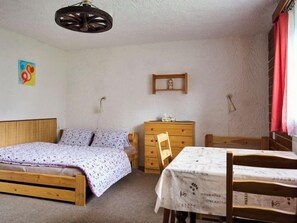 2 bedrooms, desk, free Internet