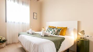 2 bedrooms, internet, bed sheets