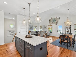 Open Kitchen w. Large Island