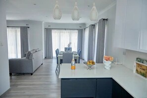 Fridge, microwave, oven, stovetop - Messe Luxe, your most rewarding choice of stay in Harare. (Harare)