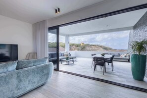 Televisión y oficina 