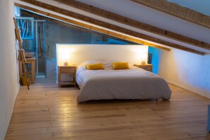 2 habitaciones, escritorio y tabla de planchar con plancha