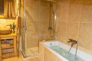 Dusche, Whirlpool, Haartrockner, Handtücher