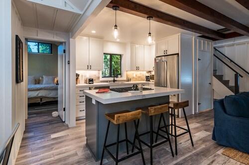 Cozy Updated Tahoe Park Gem! Pet Friendly!