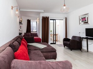 Living area - Jones Apartment, Wifi, Swimming Pool !new! (Olhos de Água)