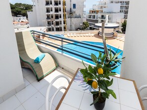 Outdoor dining - Jones Apartment, Wifi, Swimming Pool !new! (Olhos de Água)