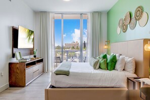 1 camera, una scrivania, ferro/asse da stiro, culla da viaggio