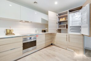 Frigorifero, microonde, forno, piano cottura