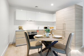 Frigorifero, microonde, forno, piano cottura