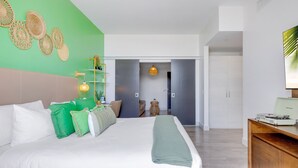 Quarto moderno com uma cama grande, decoração de parede verde e uma mesa de cabeceira de madeira com um toca-discos.