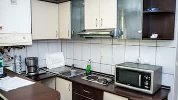 Refrigerador, microondas, parrilla de estufa y cafetera y tetera