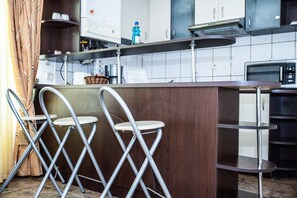 Réfrigérateur, micro-ondes, plaque de cuisson, cafetière/bouilloire