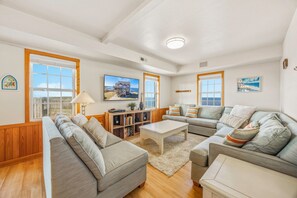 Smart TV, DVD player, stereo - Soundfront Home with Private Pool, Hot Tub, and Private Windsurfing Access (Waves)